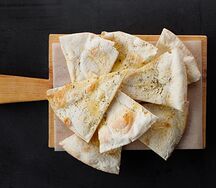 Фокачча с сыром пармезан и прованскими травами