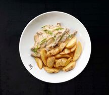 Говядина по-домашнему с картофельными дольками