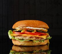 Бургер с куриной котлетой и куриным яйцом