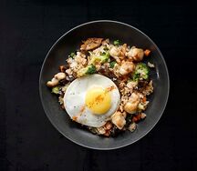 Жареный рис с овощами и курицей