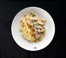 Куриное филе в сливочно-грибном соусе