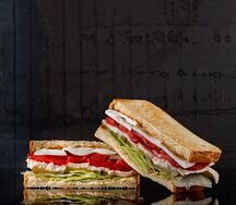 Клаб-сэндвич с курицей и яйцом