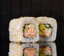 Ролл Калифорния в кунжуте