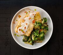 Филе белой рыбы в хрустящем тесте с брокколи и сливочным соусом