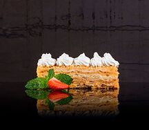 Наполеон с клубникой и взбитыми сливками