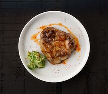 Стейк из сочной свинины