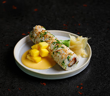 Ролл с креветкой в панировке с манго