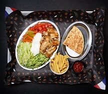 Мини-шаверма на тарелке с курицей