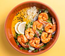 Креветки с манго-соусом на салате