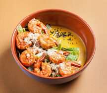 Креветки с манго-соусом на салате