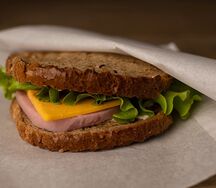 Сэндвич с ветчиной и сыром