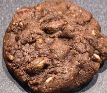 Печенье шоколадное с фундуком, молочным и белым шоколадом