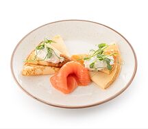 Блинчики со слабосолёным лососем и рикоттой