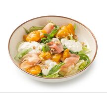 Салат со страчателлой и персиковым чатни