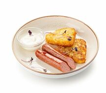 Хашбраун с говяжьими колбасками