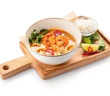 Том ям с креветками и кальмарами