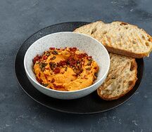 Хумус из печеной паприки