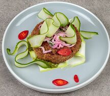 Котлета на подушке с песто