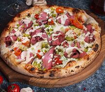 Пицца с нежным ростбифом сувид