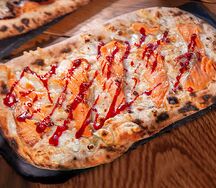 Фокачча с копчёным лососем и брусничным соусом