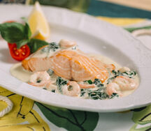 Филе лосося с креветками в сливочном соусе