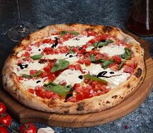 Пицца с нежной страчателлой и томатами