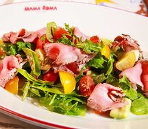 Зелёный салат с нежным тёплым ростбифом