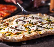 Фокачча со страчателлой и анчоусами