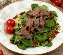 Салат с ростбифом,  шпинатом и рукколой в медово-горчичном соусе