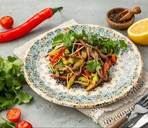 Салат с копченым сыром и говядиной