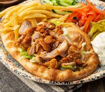 Шаверма на тарелке с курицей