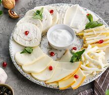 Рулет сырный с орехами и творогом