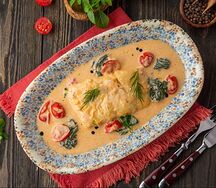 Треска в сливочном соусе с томатами и шпинатом