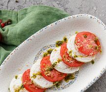 Сыр надуги с томатами и орехами