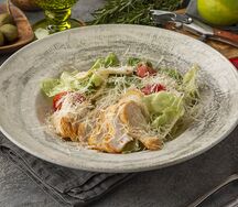 Цезарь по-восточному с цыпленком на мангале