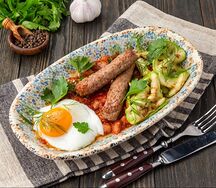 Чевапчичи с томатным соусом