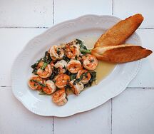 Жареные креветки с чесноком и зеленью