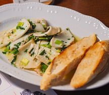 Жареные кальмары с чесноком и зеленью