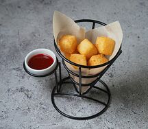 Жареный сыр с ягодной аджикой