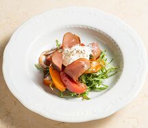 Салат с хурмой, страчателлой и рукколой