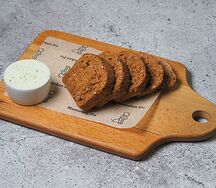 Ржаной бородинский хлеб с зеленым маслом