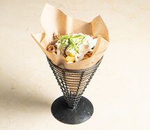 Картофель фри с говядиной, вешенками и трюфельной сметаной