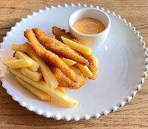 Куриные стрипсы с картофелем фри