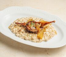 Жареная перепелка со сливочной полбой и белыми грибами