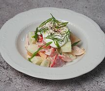 Овощной салат с яйцом пашот