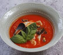 Средиземноморский томатный суп с морепродуктами