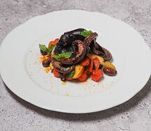 Осьминог с жареными овощами