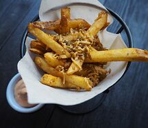 Картофель фри с сыром и перцем халапеньо