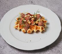 Картофельная вафля с паштетом из куриной печени