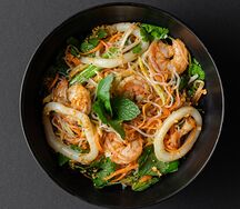 Тайский салат с морепродуктами и фунчозой